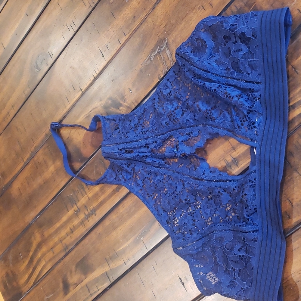 Victorias secret lace keyhole halter bra - Picture 3 of 7